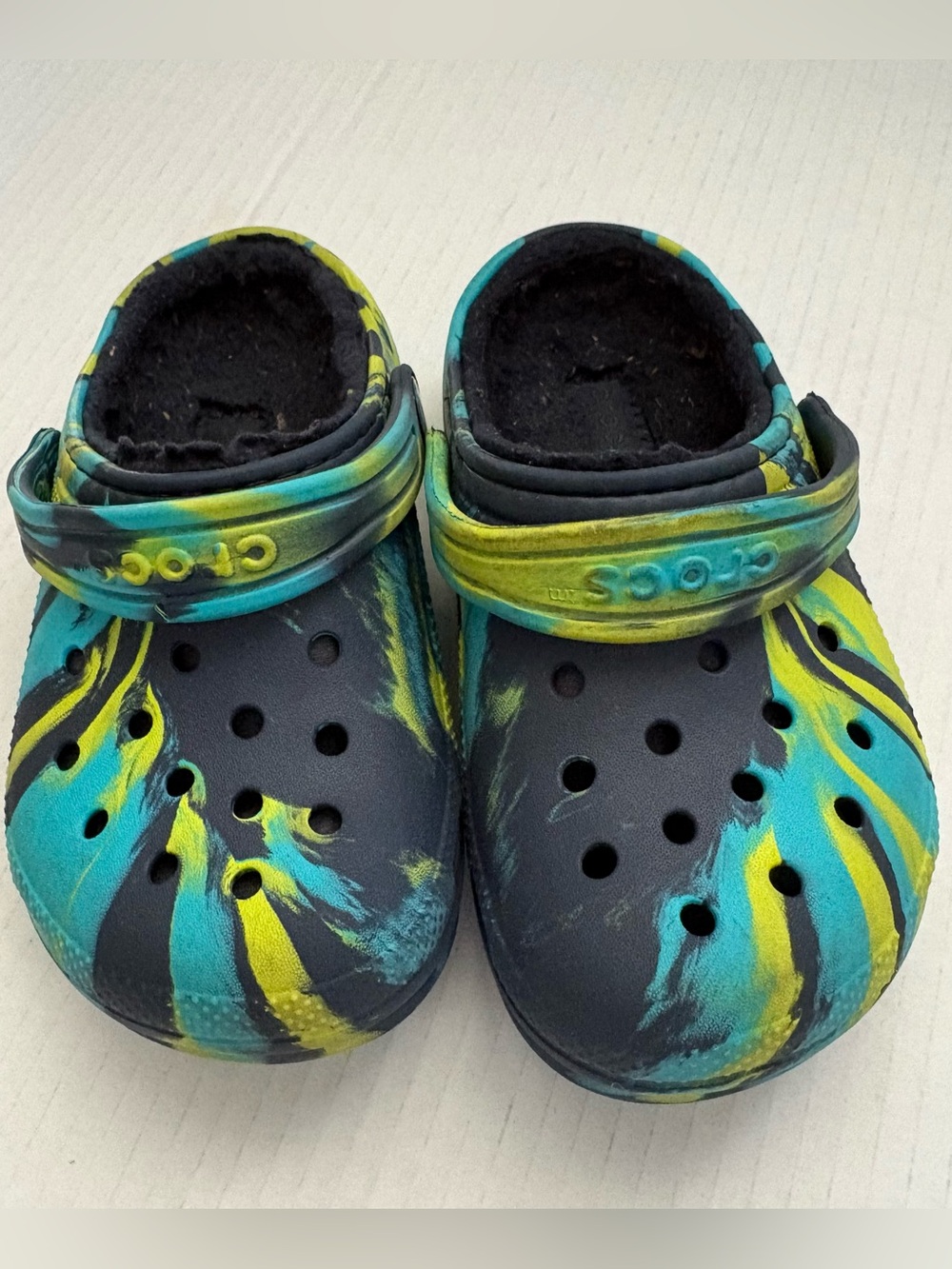 CROCS Kids Clog in marbled navy/multicolored fuzzy lining child size 11